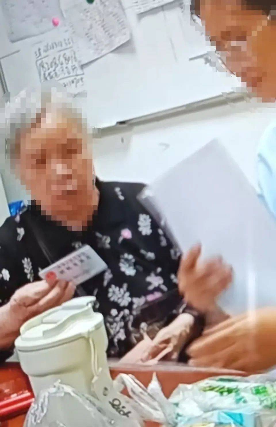 84岁老太被大女儿带出养老院<strong></p>
<p>坐以待币</strong>，取光40万存款！小女儿：养老院应担责