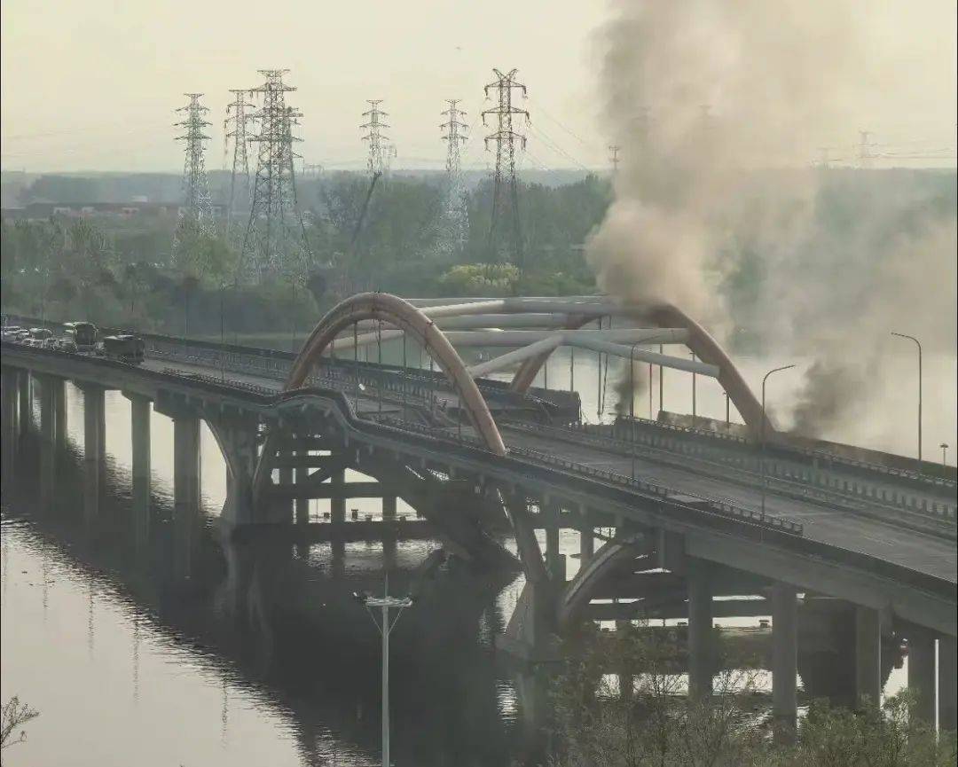 北京潮白河大桥部分路段起火坍塌<strong></p>
<p>币虎交易</strong>，官方：原因正调查