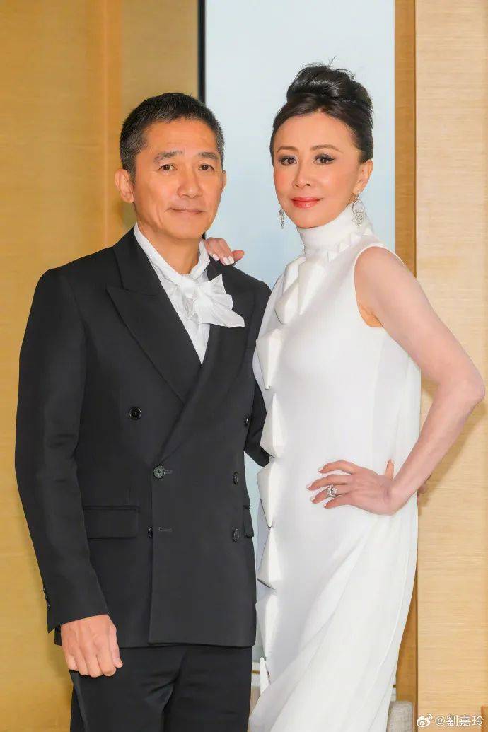 刘嘉玲连发10多张梁朝伟照片：他都不知道自己帅<strong></p>
<p>炒币交易网</strong>！头发白了也不肯染