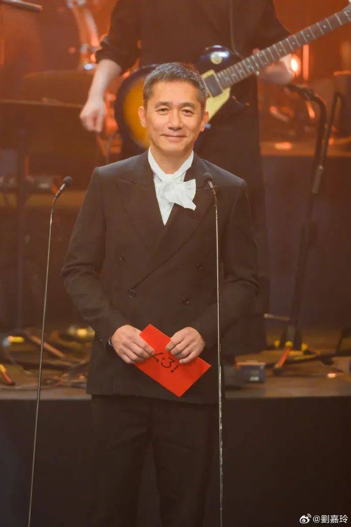 刘嘉玲连发10多张梁朝伟照片：他都不知道自己帅<strong></p>
<p>炒币交易网</strong>！头发白了也不肯染