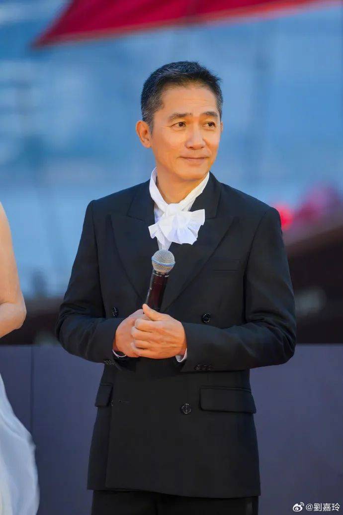 刘嘉玲连发10多张梁朝伟照片：他都不知道自己帅<strong></p>
<p>炒币交易网</strong>！头发白了也不肯染