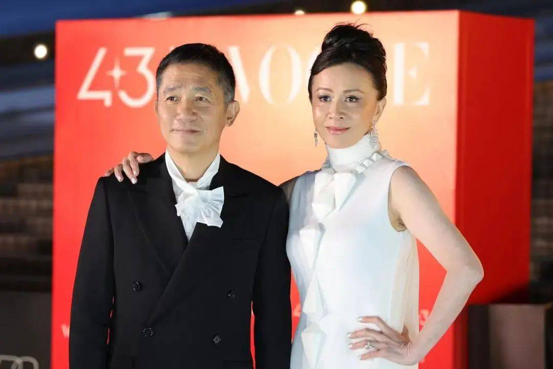 刘嘉玲连发10多张梁朝伟照片：他都不知道自己帅<strong></p>
<p>炒币交易网</strong>！头发白了也不肯染