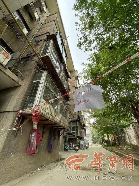 大风中西安一40年老楼两户阳台坠落<strong></p>
<p>币币交易技巧</strong>，居民担心危房盼安全鉴定