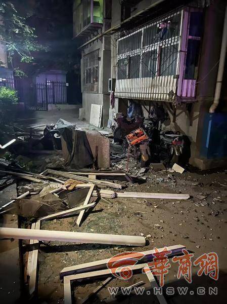 大风中西安一40年老楼两户阳台坠落<strong></p>
<p>币币交易技巧</strong>，居民担心危房盼安全鉴定