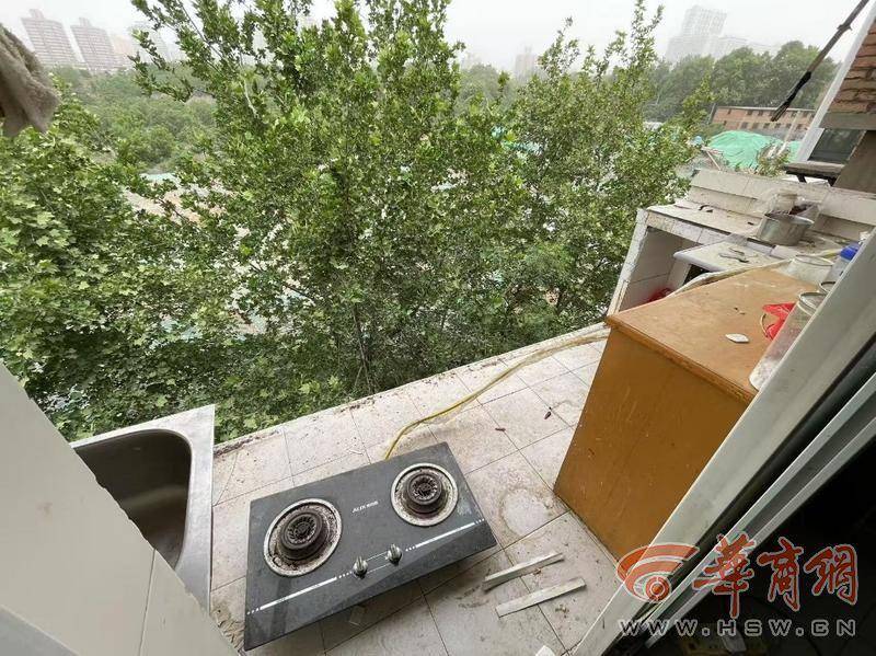 大风中西安一40年老楼两户阳台坠落<strong></p>
<p>币币交易技巧</strong>，居民担心危房盼安全鉴定