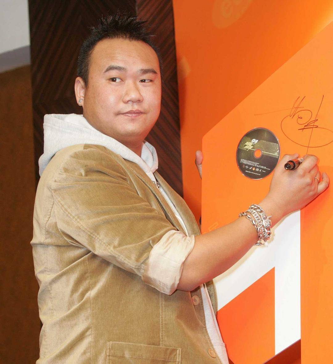 歌手苟伟去世<strong></p>
<p>币币交易技巧</strong>，本挂号要去医院检查，之前因呼吸问题准备手术