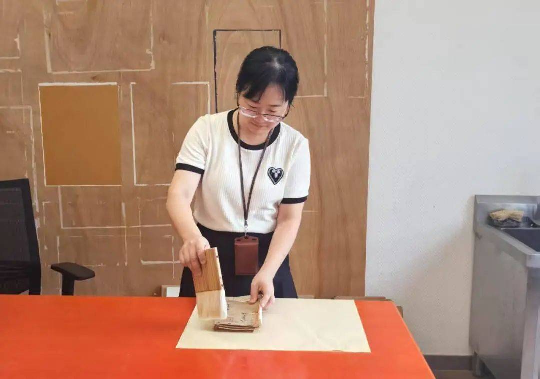 “冷板凳”一坐18年<strong></p>
<p>人命币对新</strong>！41岁厦门女子：要一直坐下去