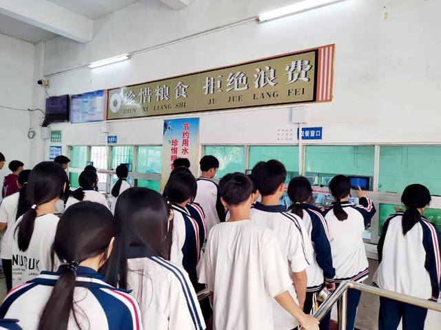“小官巨贪校长”<strong></p>
<p>币子</strong>，让乡镇初中生吃不饱