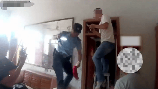 老人用红袜子包裹一万元现金藏在门框上<strong></p>
<p>全球供应链炒币</strong>，一天后不翼而飞，警方破案：偷钱的是老鼠