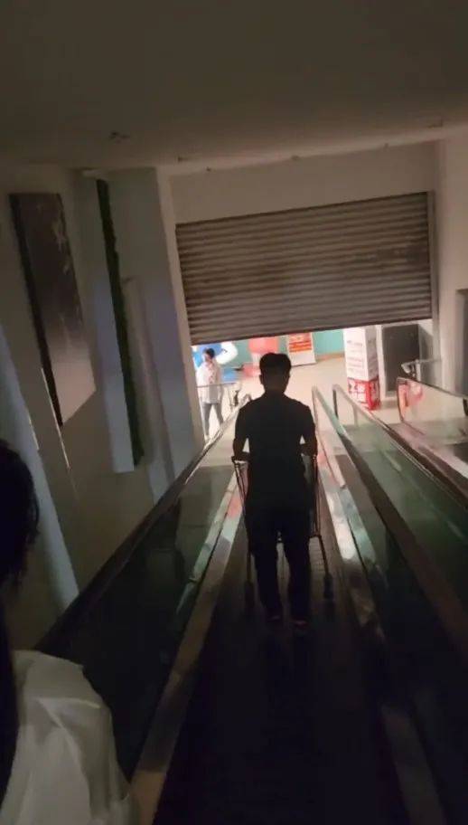 江苏苏州一大润发店员着急下班<strong></p>
<p>币圈早知道</strong>，强制关闭载客中电梯！经理致歉：已警告处罚