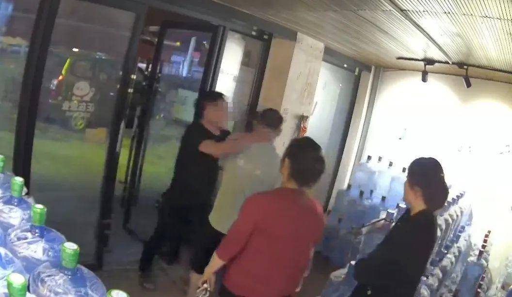 侄女与姑姑争祖父留下的门面<strong></p>
<p>币圈早知道</strong>，长沙租客“躺枪”：我被打了，店也被锁了！