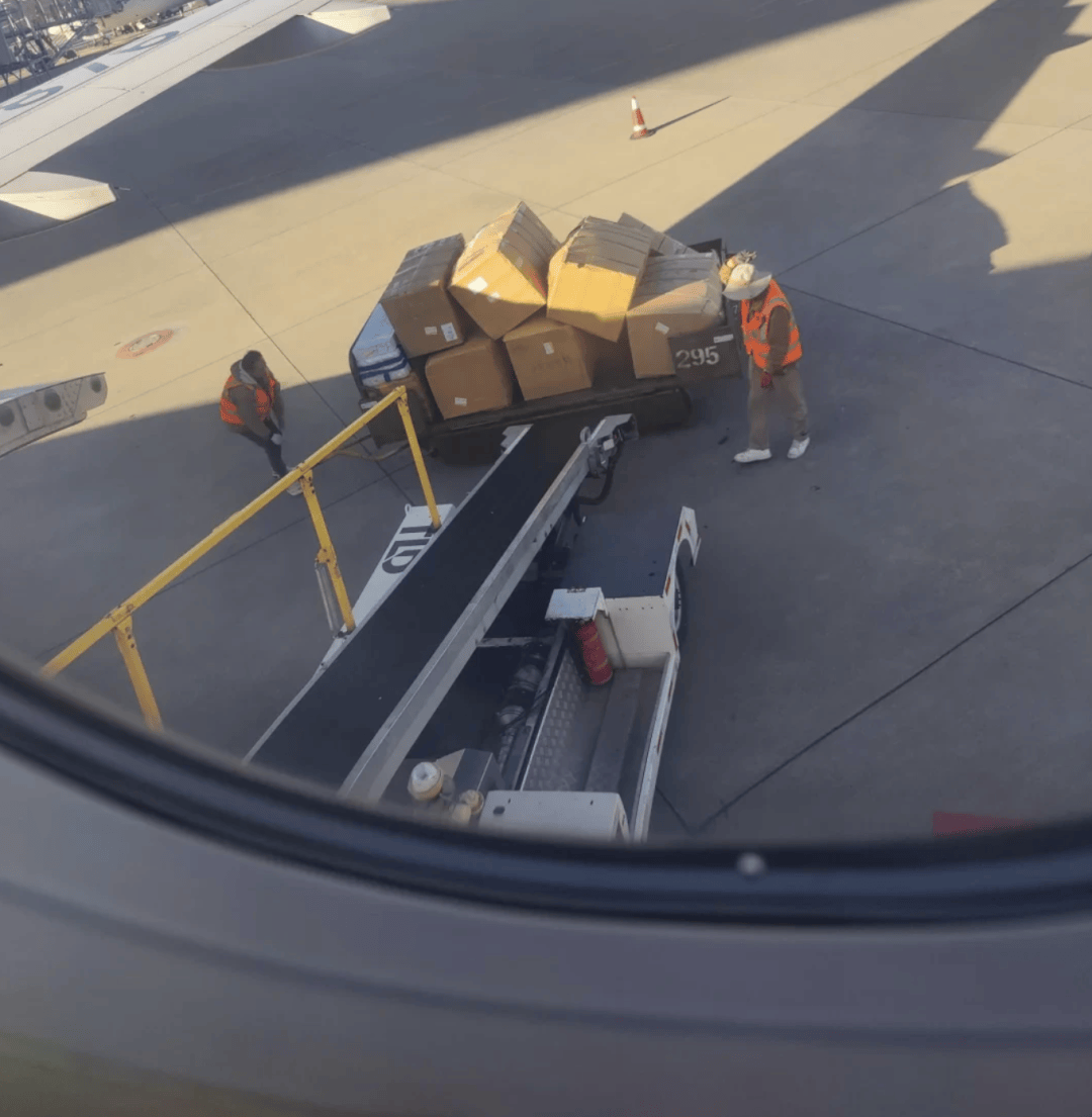 “坐飞机发现旁边放着冷链海鲜”<strong></p>
<p>透打币</strong>，航空公司兼职送货给出差人整破防了