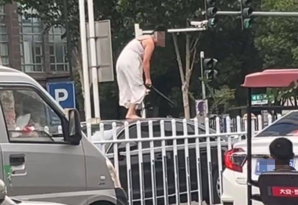 女子持械当街打砸多辆轿车<strong></p>
<p>炒币割韭菜</strong>，被顶在挡风玻璃上前行，当地：女子当场被控制，警方介入调查
