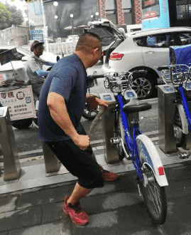 女游客疑被蛇咬伤身亡后<strong></p>
<p>币圈情况</strong>，博主“啊宝”讲毒蛇1天涨粉190万
