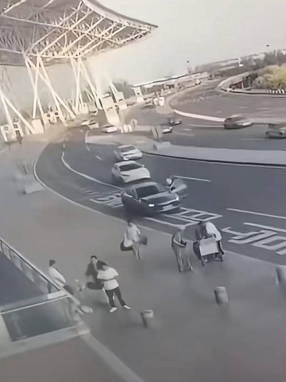 天津滨海机场一司机开门下车被相邻车道来车撞倒<strong></p>
<p>韩国</strong>，车门脱落 交警正调查，律师分析