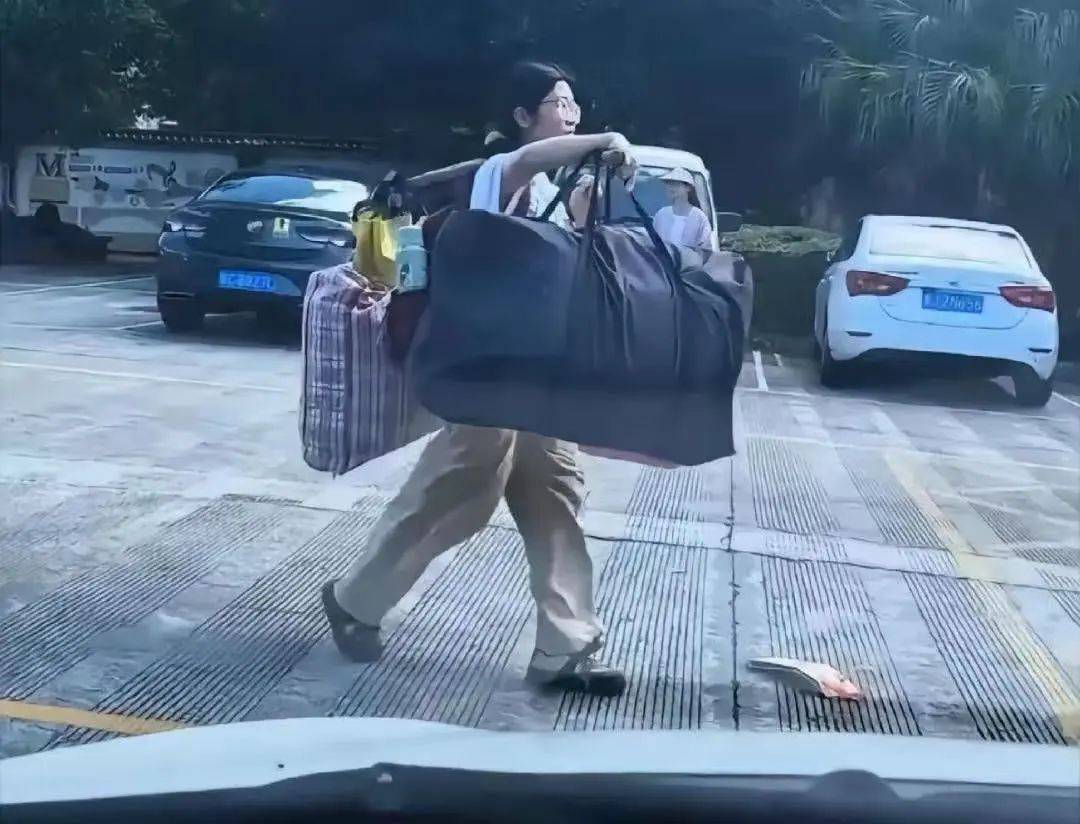 扁担女孩高考成绩出炉<strong></p>
<p>亚洲</strong>，班主任：班级高考成绩好于预期