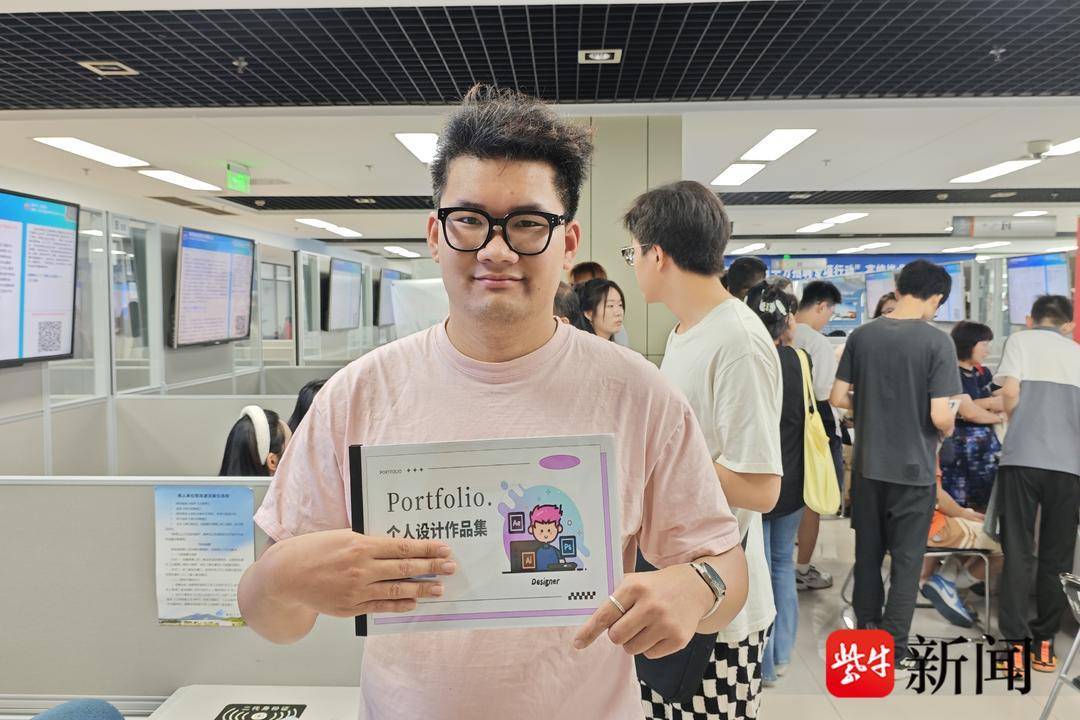 25岁小伙带一沓证书应聘！南京高校毕业生招聘会火爆<strong></p>
<p>亚洲</strong>，HR：这样的简历很加分