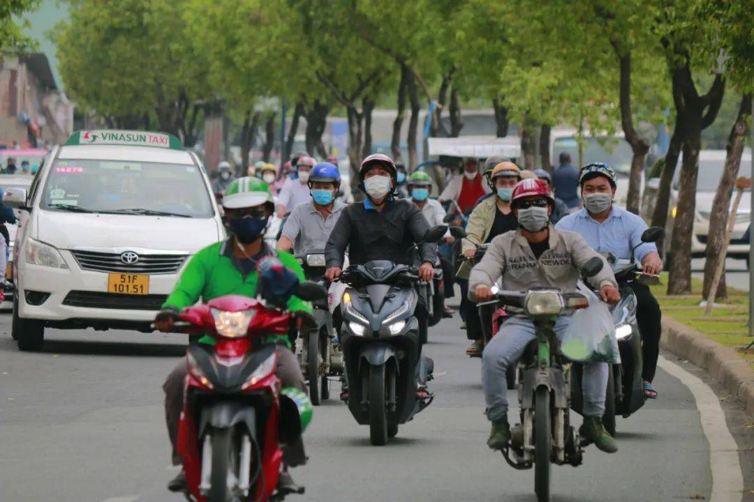 再有钱的北京白领<strong></p>
<p>亚洲</strong>，也得穿“电驴套装”
