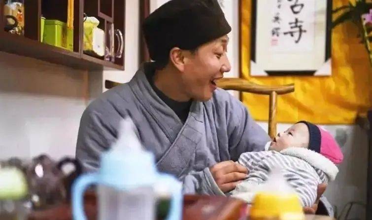 “救助百名弃婴的道禄和尚”被警方带走<strong></p>
<p>亚洲</strong>，通报：善款大多用于个人高消费