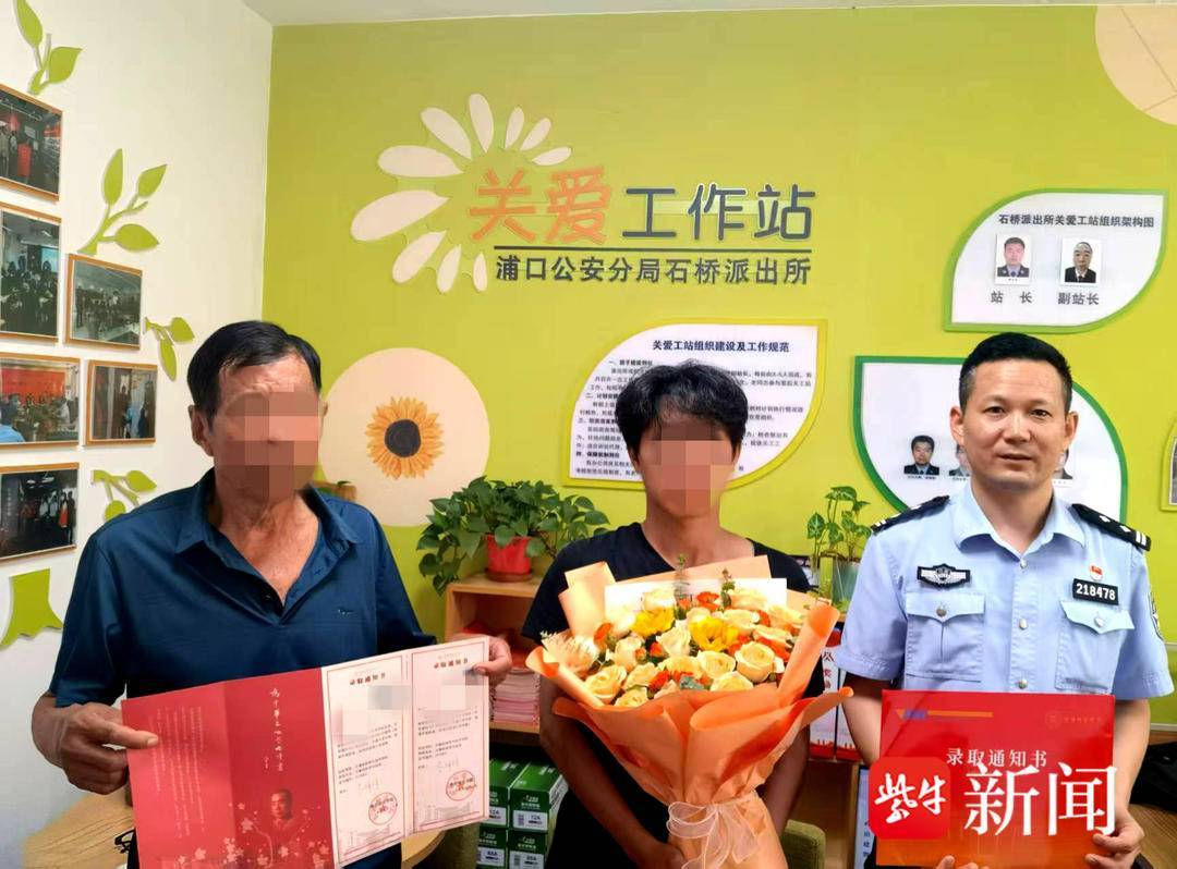 小伙收到录取通知书<strong></p>
<p>tokenpocket钱包下载</strong>，飞奔到派出所和民警一起打开