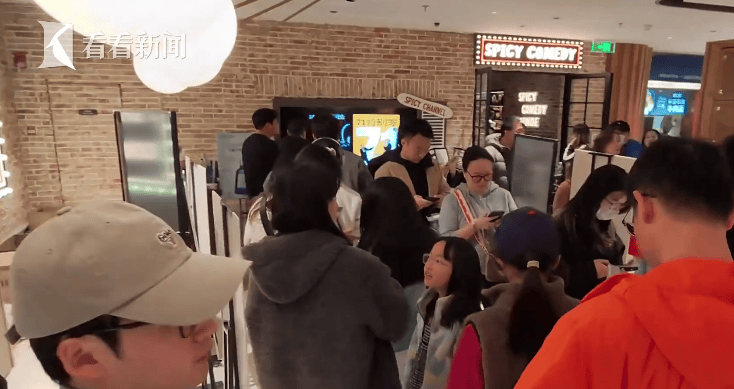 “绝经和出道同时来？”上海街头惊现她的巨幅海报<strong></p>
<p>钱包安卓下载</strong>！网友：笑着笑着就哭了