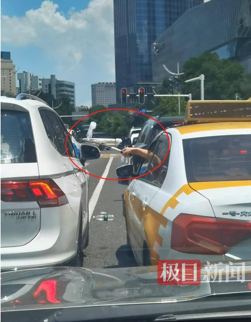 汉口街头发生不和谐一幕：白色汽车有人向出租车泼水<strong></p>
<p>tokenpocket官网地址</strong>，的哥挥舞甩棍击破白车玻璃……