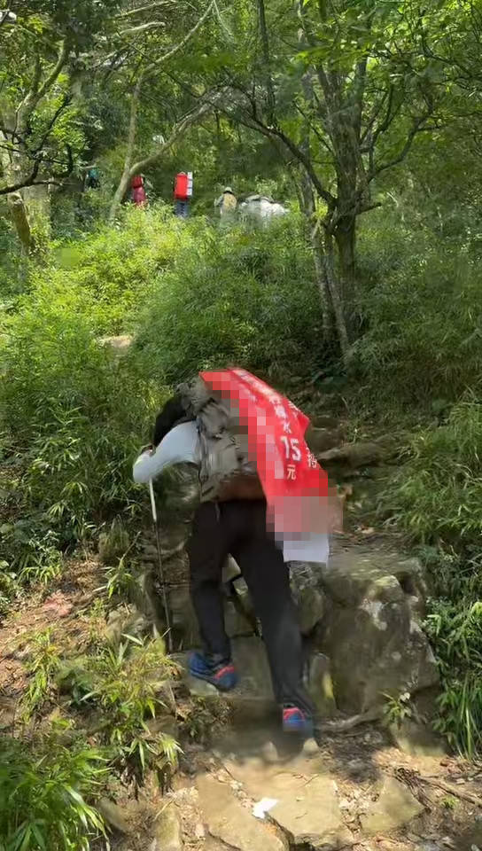 湖南一男子背40公斤蜜雪冰城上武功山售卖<strong></p>
<p>usdc</strong>，当事人：收入不多纯体验，当负重训练