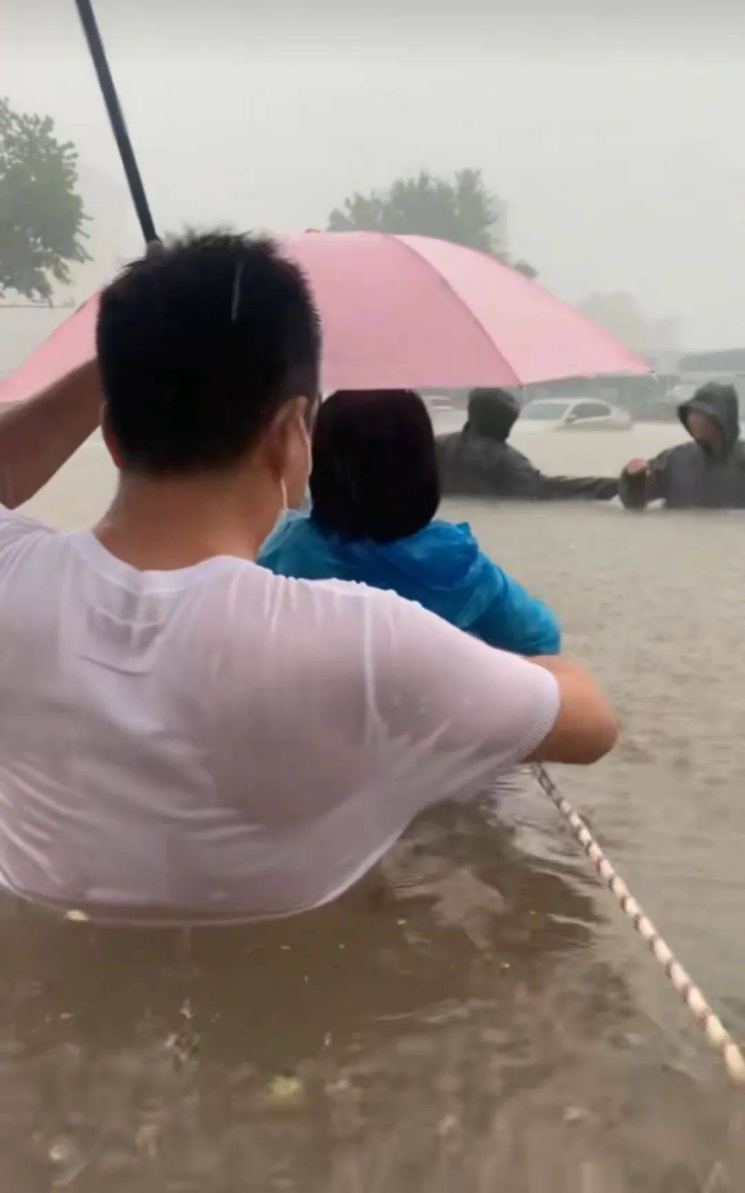 郑州暴雨致京广路隧道被淹<strong></p>
<p>WBT</strong>，亲历者：车是飘起来的，很害怕，有人爬梯子离开 2021年也曾淹没多台车辆