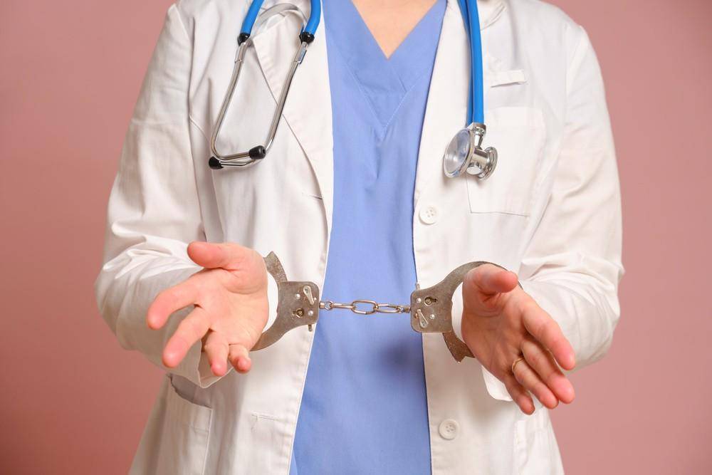 女护士获刑被开除<strong></p>
<p>xlm币</strong>，被羁押后医院仍为她缴养老保险等共计14万元 一审判返还11万元
