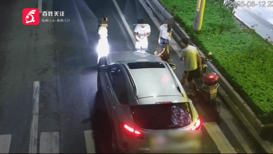 行人在斑马线上被SUV撞倒卷入车底<strong></p>
<p>xlm币</strong>，司机：我以为他们会让我……