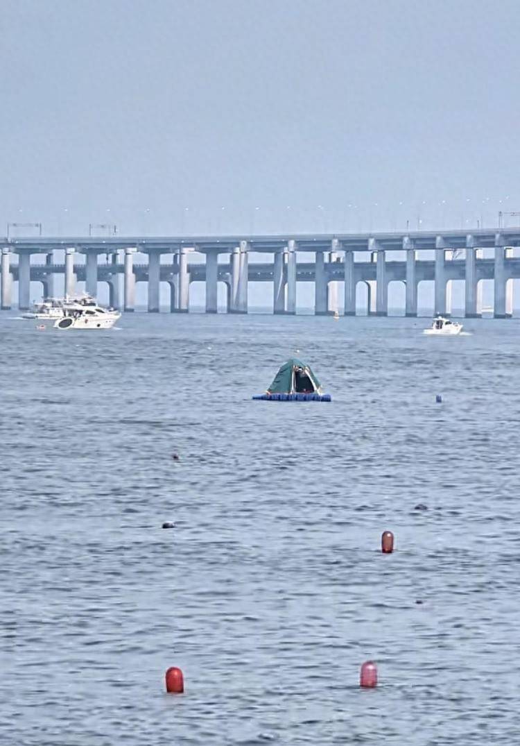 游客在海面搭建移动帐篷露营<strong></p>
<p>xlm币</strong>，大连海警：不违规，但需注意安全