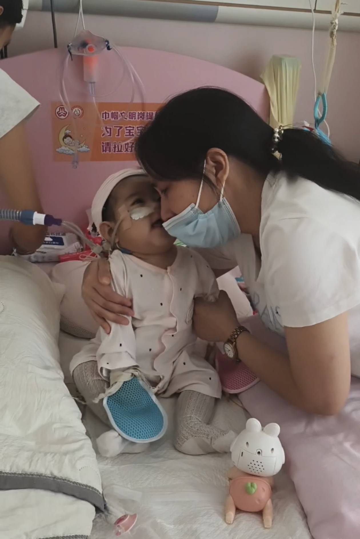 奶奶在哭<strong></p>
<p>xmr挖矿</strong>，宝宝在笑！40天女婴重病，00后父亲割肝救女，术后这一幕让网友泪奔
