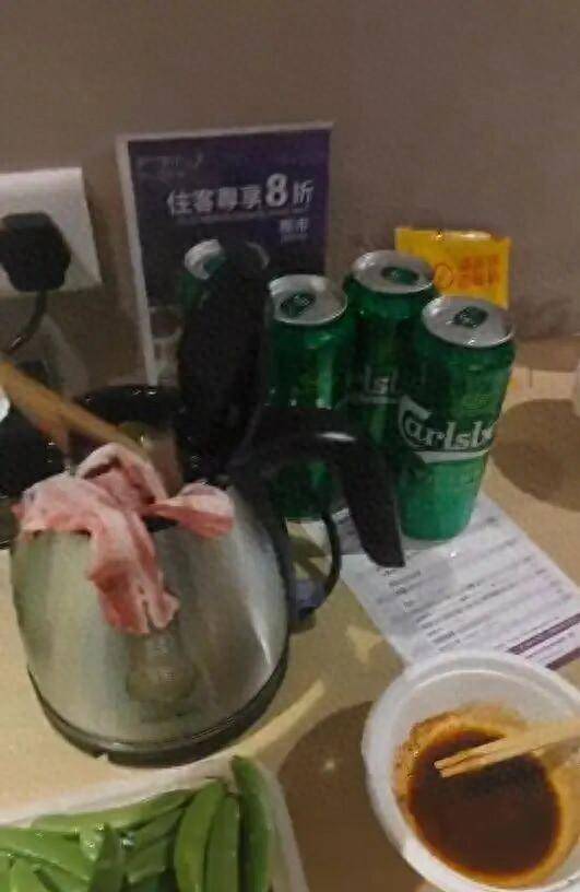 男子在澳门某酒店用水壶煮火锅<strong></p>
<p>xmr算力</strong>，负责人：会警告，若损坏需照价赔偿