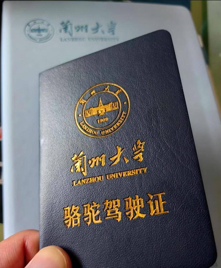 一人一驼<strong></p>
<p>xrp</strong>，骆驼尾气排放超标要扣分？兰大回应学生持证骑骆驼上学：骆驼驾驶证为学校文创，非官方证件