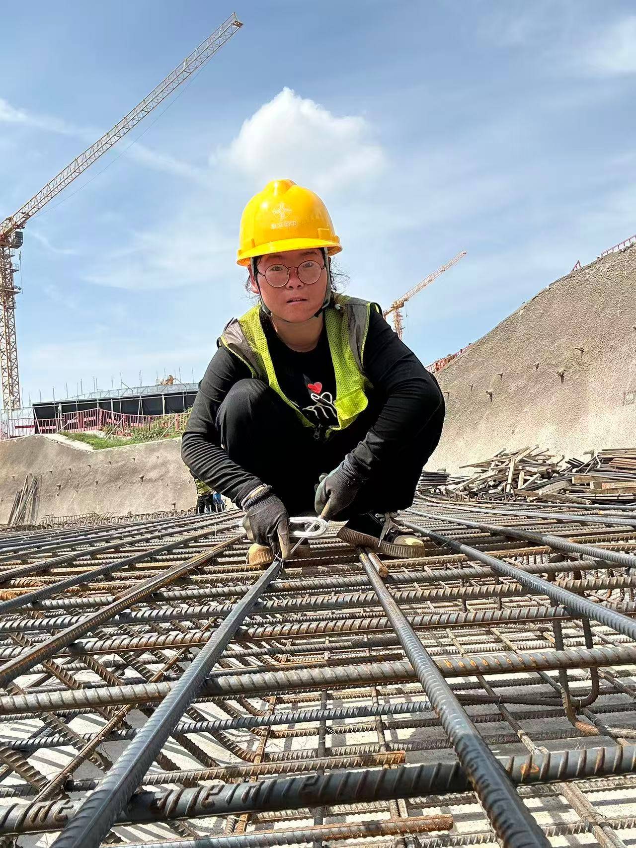 00后女孩工地绑钢筋5年成家里经济支柱：汗水流进眼睛特别疼<strong></p>
<p>xrp最新消息</strong>，工友让我干轻松的活