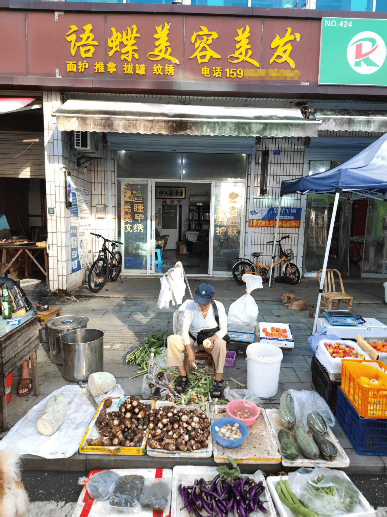 浙江一店主允许大妈门口摆摊<strong></p>
<p>稳定币</strong>，时常被大妈“投喂”蔬果：每次收摊时，都打扫得干干净净