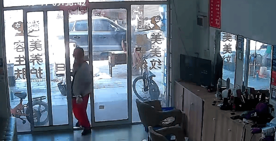 浙江一店主允许大妈门口摆摊<strong></p>
<p>稳定币</strong>，时常被大妈“投喂”蔬果：每次收摊时，都打扫得干干净净