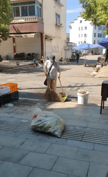 浙江一店主允许大妈门口摆摊<strong></p>
<p>稳定币</strong>，时常被大妈“投喂”蔬果：每次收摊时，都打扫得干干净净