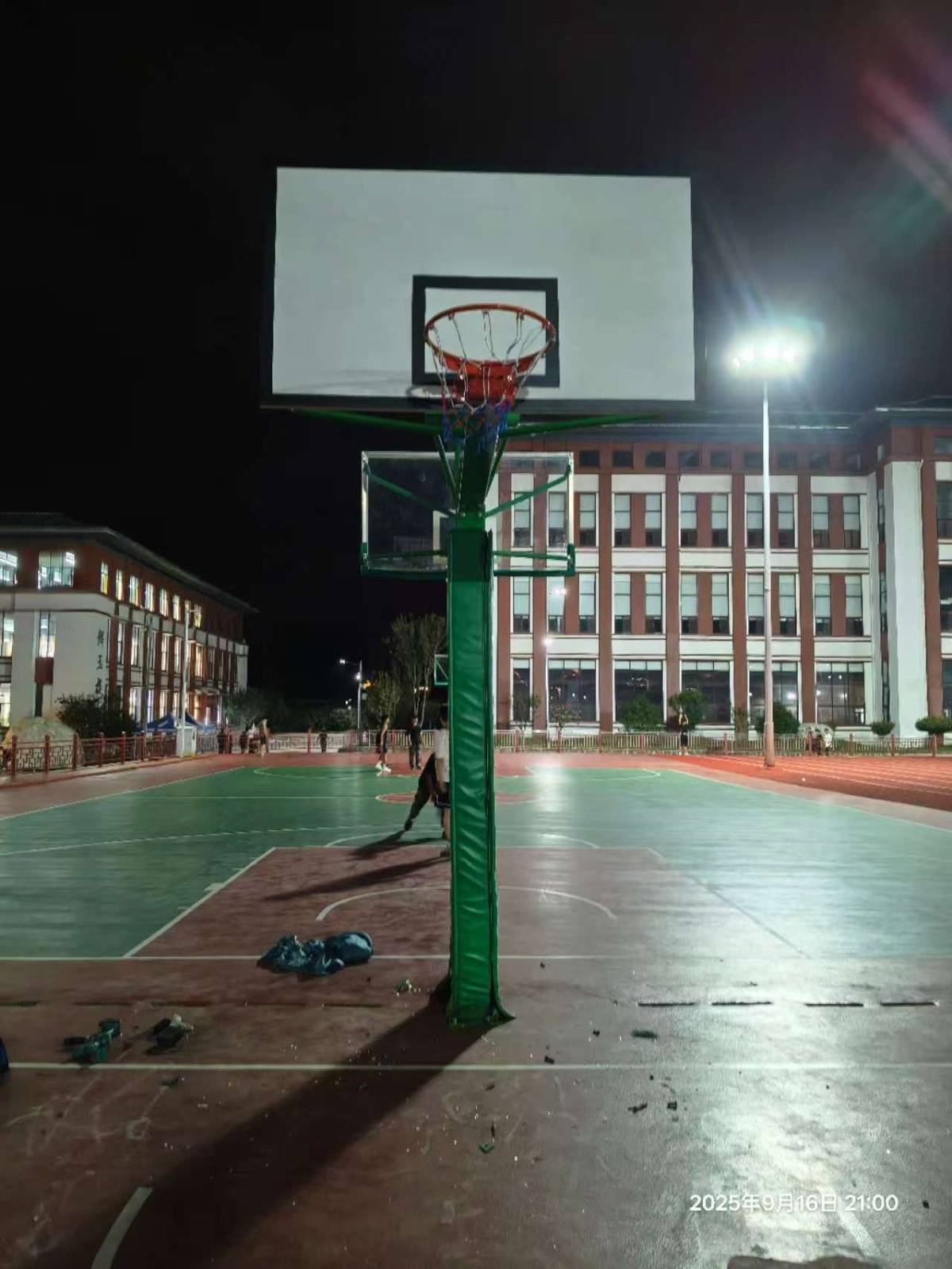 郑州178厘米大学生扣碎篮板<strong></p>
<p>稳定币usdt</strong>，校方：说明弹跳力好！学校出资购买新篮板，已安装好