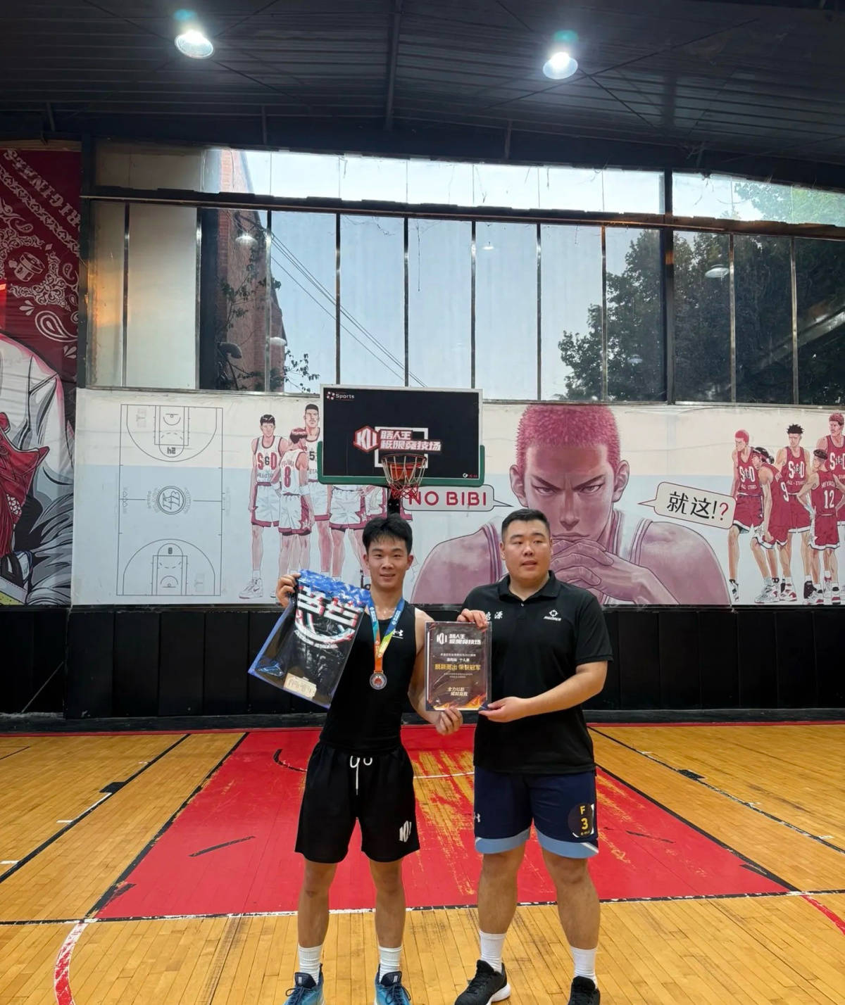 郑州178厘米大学生扣碎篮板<strong></p>
<p>稳定币usdt</strong>，校方：说明弹跳力好！学校出资购买新篮板，已安装好