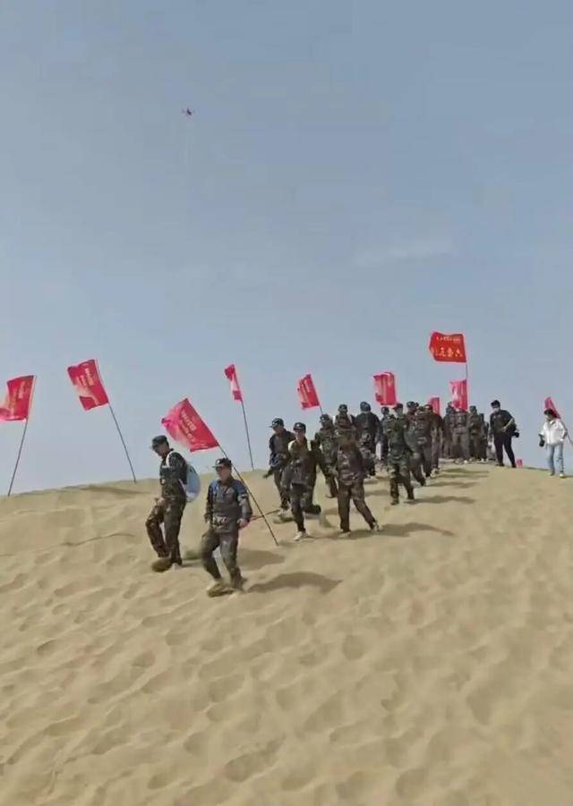 塔里木大学军训真硬核！8400余名新生分批穿越沙漠<strong></p>
<p>稳定币usdt</strong>，匍匐前进、沙漠拉烟，堪比“沙场点兵”大片