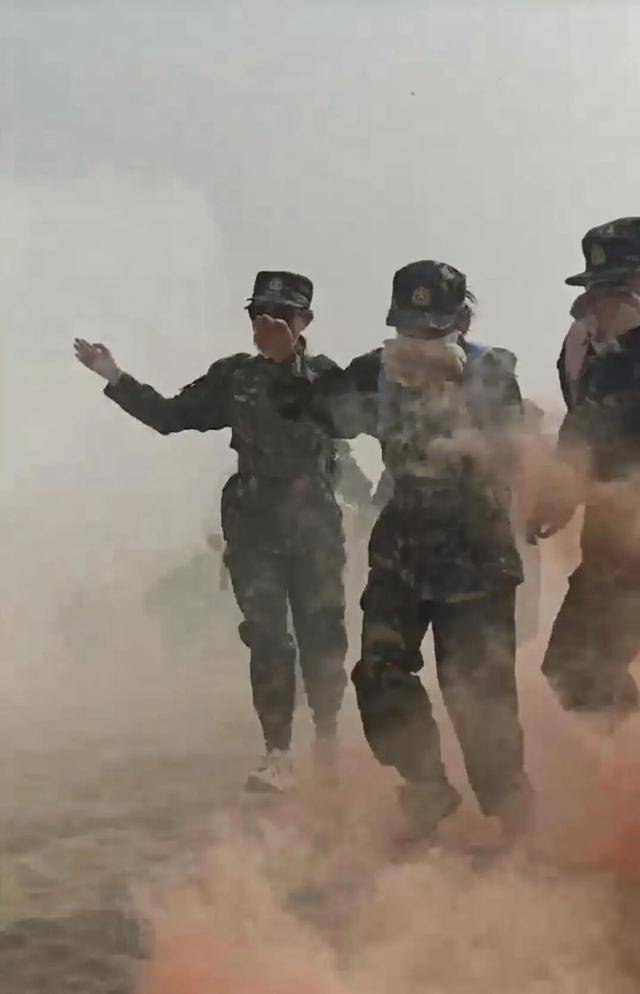 塔里木大学军训真硬核！8400余名新生分批穿越沙漠<strong></p>
<p>稳定币usdt</strong>，匍匐前进、沙漠拉烟，堪比“沙场点兵”大片