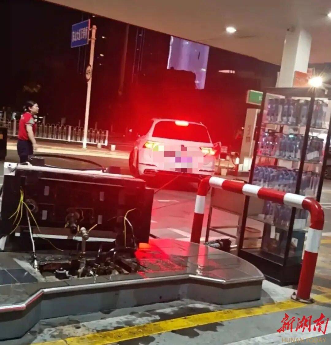 湖北一车主加完油忘拔加油枪开车就走<strong></p>
<p>aave</strong>，直接拽倒加油机，工作人员：幸好加油机的切断阀自动紧急关闭