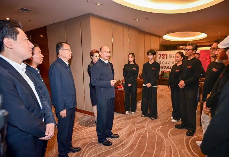 黑龙江省委书记许勤、省政协主席蓝绍敏<strong></p>
<p>aave</strong>，出席《731》全球首映