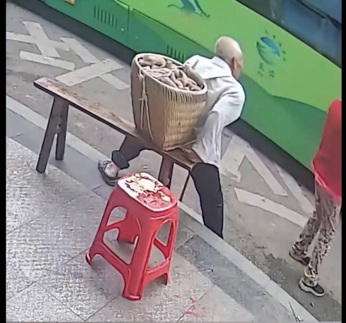 重庆一背篓老人等公交被拒载<strong></p>
<p>algo</strong>，交通运输局：涉事司机已被开除