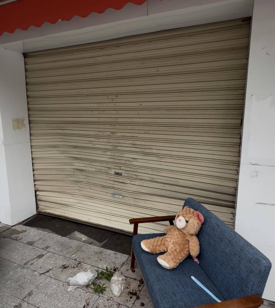 台风天珠海一司机驾越野车造浪冲破多家店玻璃<strong></p>
<p>apt</strong>，警方：行拘10日！