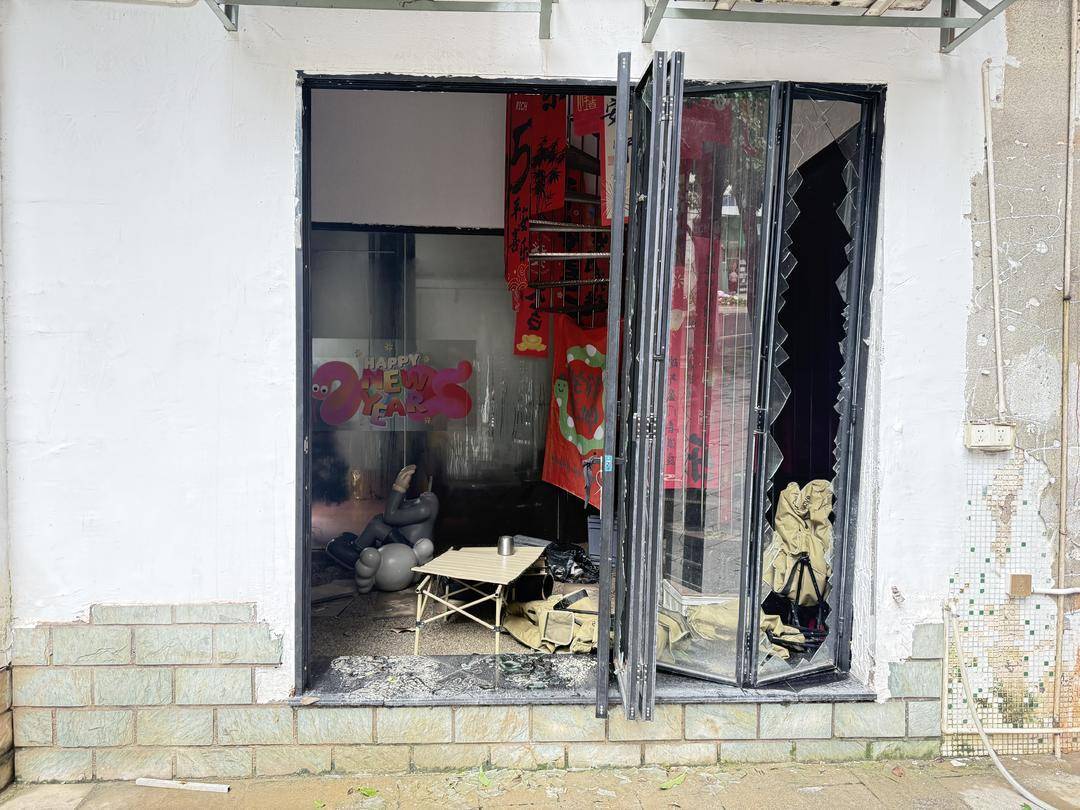 台风天珠海一司机驾越野车造浪冲破多家店玻璃<strong></p>
<p>apt</strong>，警方：行拘10日！