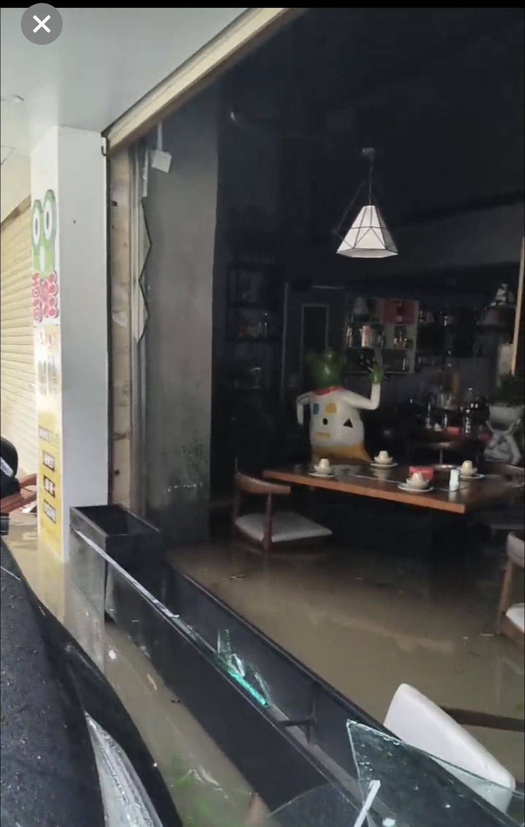 台风天珠海一司机驾越野车造浪冲破多家店玻璃<strong></p>
<p>apt</strong>，警方：行拘10日！