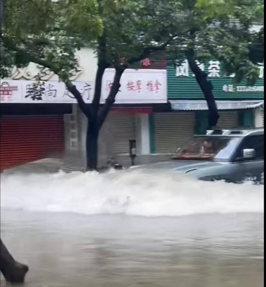 台风天珠海一司机驾越野车造浪冲破多家店玻璃<strong></p>
<p>apt</strong>，警方：行拘10日！