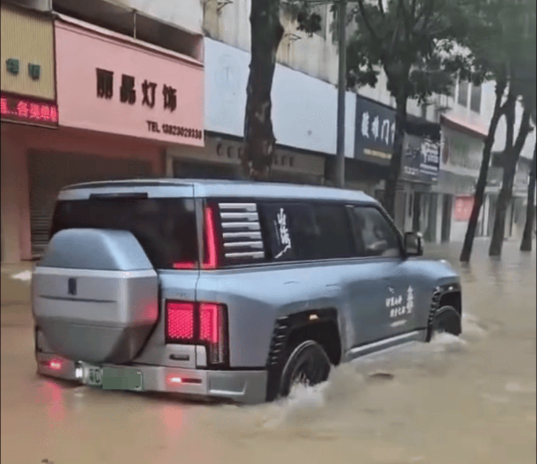 台风天珠海一司机驾越野车造浪冲破多家店玻璃<strong></p>
<p>apt</strong>，警方：行拘10日！
